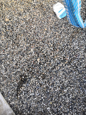 Kamenclub.ru: Галька речная окат (серая) фр.3-5 мм купить  в Коломне галька речная серая бежевый темно-серый окатанный речной камень округлый 9500 руб/т   фото КАМЕНЬ КЛУБ