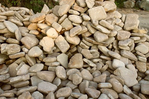 Kamenclub.ru: Песчаник для мощения дорожек, площадок, парковок ( фр 5-10 см)  купить в Коломне песчаник  серый желтый коричневый рыжий песчаник оголтованный окатанный 6500 руб/т   фото КАМЕНЬ КЛУБ