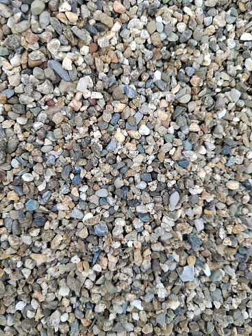Kamenclub.ru: Галька речная окат (серая) фр.3-5 мм купить  в Коломне галька речная серая бежевый темно-серый окатанный речной камень округлый 9500 руб/т   фото КАМЕНЬ КЛУБ
