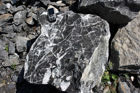 Kamenclub.ru: Черный мрамор скальник фр. 1000-1500 мм.  купить в Коломне мрамор черный белый серый крупный колотый валун ландшафтный 9000 руб/т   фото КАМЕНЬ КЛУБ