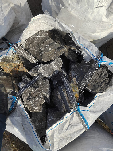 Kamenclub.ru: Черный мрамор скальник фр. 100-500 мм.  купить в Коломне мрамор черный белый серый крупный колотый валун ландшафтный 8500 руб/т   фото КАМЕНЬ КЛУБ