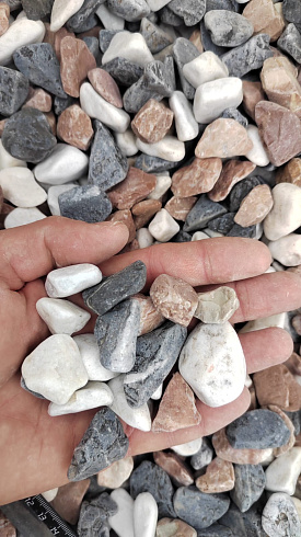 Kamenclub.ru: Мраморная крошка (щебень галтованный микс:белый-зеленый-розовый) фр.20-40 мм.  купить в Коломне мрамор белый, зеленый, розовый мрамор декоративный (галтовка) 15500 руб/т   фото КАМЕНЬ КЛУБ