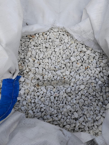 Kamenclub.ru: Мраморная крошка, щебень, цвет-белый, фр. 10-20 мм.  купить в Коломне мрамор белый, молочный айвори каменная ландшафтная декоративная крошка шебня 12000 руб/т   фото КАМЕНЬ КЛУБ