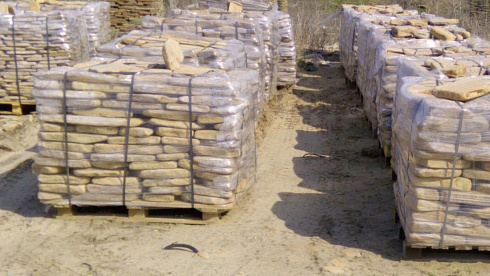 Kamenclub.ru: Песчаник пластушка галтованный желтый с рисунком (3 см)  купить в Коломне плитняк - пластушка желтый песчаник 21000 руб/м3   фото КАМЕНЬ КЛУБ