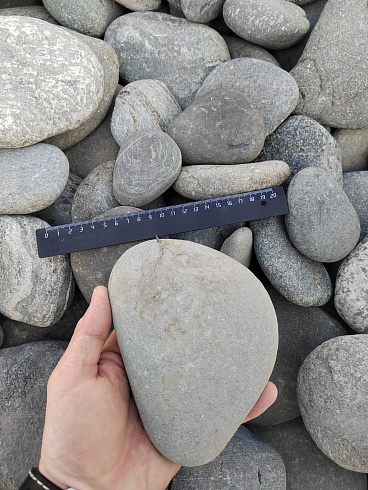 Kamenclub.ru: Галька речная плоская (серо-белая) фр. 70-120 мм. купить  в Коломне галька галечник речной серый, белый окатанная плоская  природная галька 9000 руб/т   фото КАМЕНЬ КЛУБ