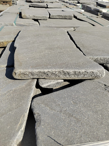 Kamenclub.ru: Песчаник пластушка светло-серый (4,0 - 6,0 см)  купить в Коломне плитняк - пластушка светло-серый песчаник 12600 руб/м3   фото КАМЕНЬ КЛУБ