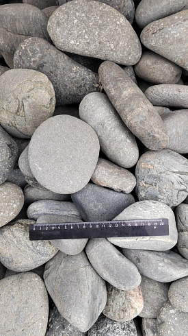 Kamenclub.ru: Галька речная окат (темно-серая) фр. 70-150 мм. купить  в Коломне галька речная темно-серая, синяя, серая речная галька округлая  8000 руб/т   фото КАМЕНЬ КЛУБ