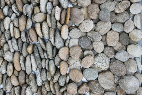 Kamenclub.ru: Галька речная плоская (серо-белая) фр. 70-120 мм. купить  в Коломне галька галечник речной серый, белый окатанная плоская  природная галька 9000 руб/т   фото КАМЕНЬ КЛУБ