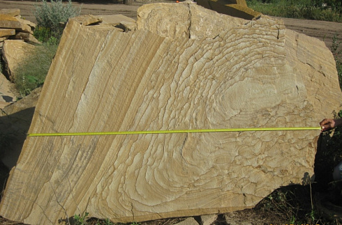 Kamenclub.ru: Форматный камень (плаха) пошаговая дорожка от 70-150 см (4 -12 см)  купить в Коломне плитняк  форматный плаха желтый песчаник 9 000 руб/т   фото КАМЕНЬ КЛУБ