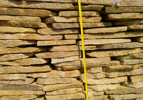 Kamenclub.ru: Песчаник пластушка желтый с разводом под дерево (2 см)  купить в Коломне плитняк желтый с разводами, желтый, рыжий, серый песчаник пластушка рваная ландшафтная 11 000 руб/м3   фото КАМЕНЬ КЛУБ