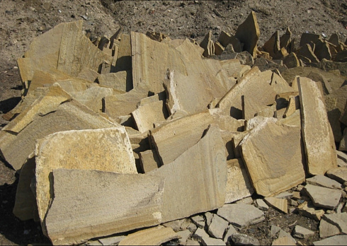 Kamenclub.ru: Форматный камень (плаха) пошаговая дорожка от 70-150 см (4 -12 см)  купить в Коломне плитняк  форматный плаха желтый песчаник 9 000 руб/т   фото КАМЕНЬ КЛУБ