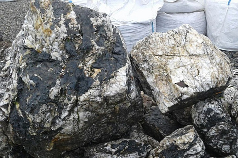 Kamenclub.ru: Черный гранит - кварцит фр. 100-500 мм.  купить в Коломне мрамор гранит черный с белыми прожилками, серый, белый валун скальный колотый 7000 руб/т   фото КАМЕНЬ КЛУБ