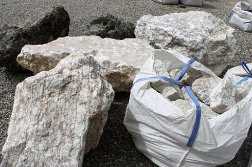 Kamenclub.ru: Мраморизированный известняк фр. 100-500 мм.  купить в Коломне известняк серый белый темно-серый сероватый валун природного образования окатанный 10500 руб/т   фото КАМЕНЬ КЛУБ