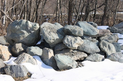 Kamenclub.ru: Гранит скальник (серо-зеленый) фр. 500-1500 мм.  купить в Коломне гранит мрамор  серый зеленый темно-серый глыба скальная колотая ландшафтная 7 500 руб/т   фото КАМЕНЬ КЛУБ