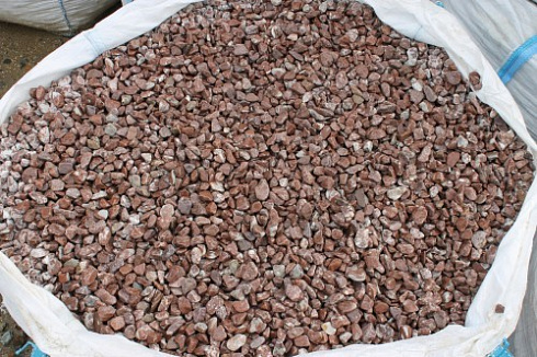 Kamenclub.ru: Мраморная крошка (щебень галтованный розовый) фр.10-20 мм.  купить в Коломне мрамор розовый, красный ландшафтный декоративный окатанный округлый щебень 15000 руб/т   фото КАМЕНЬ КЛУБ