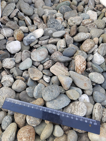 Kamenclub.ru: Галька речная окат (пестрая) фр. 20-40 мм. купить  в Коломне галька речная пестрая, серая, серые оттенки галька речная окатанная округлая 5000 руб/т   фото КАМЕНЬ КЛУБ