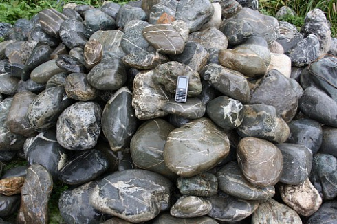 Kamenclub.ru: Валунчик Паутинник фр.100-300 мм  купить в Коломне крупный природный камень галечник темно-серый с прожилками белый черный речной валунчик 5000 руб/т   фото КАМЕНЬ КЛУБ