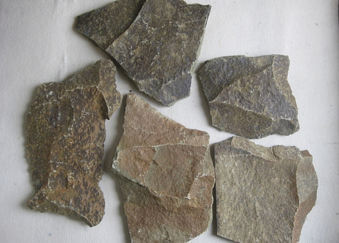 Kamenclub.ru: Песчаник пластушка "фонтанка" серо-зеленая (3,0-5,0 см)  купить в Коломне песчаник серо-зеленая колотые плитки облицовочные пластушки 11400 руб/м3   фото КАМЕНЬ КЛУБ