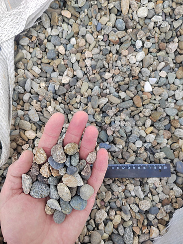 Kamenclub.ru: Галька речная окат (серая) фр.10-20 мм купить  в Коломне галька речная серая, серый, темно-серый, светло-серый, коричневый ландшафтная декоративная речная окатанная округлая галька 5000 руб/т   фото КАМЕНЬ КЛУБ