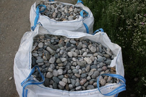 Kamenclub.ru: Галька речная окат (ассорти) фр. 50-100 мм. купить  в Коломне галька природная округлая серая белая черная серая коричневая синяя галька речная окатанная округлая 6200 руб/т   фото КАМЕНЬ КЛУБ