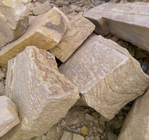 Kamenclub.ru: Песчаник пластушка желтый с рисунком (7-15 см)  купить в Коломне плитняк - пластушка - бут желтый песчаник 10200 руб/м3   фото КАМЕНЬ КЛУБ