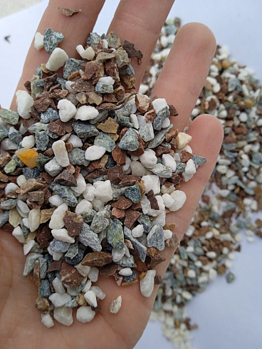 Kamenclub.ru: Мраморная крошка (щебень галтованный микс:белый-черный-розовый-медовый) фр.5-10 мм.  купить в Коломне мрамор белый, медовый, черный, розовый мраморный галтованный щебень декоративный ландшафтный 15500 руб/т   фото КАМЕНЬ КЛУБ