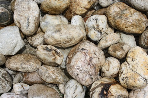 Kamenclub.ru: Кварцевый валунчик фр.100-300 мм.  купить в Коломне кварц белый, бежевый молочный рыжий крупный природный камень галечник 7850 руб/т   фото КАМЕНЬ КЛУБ