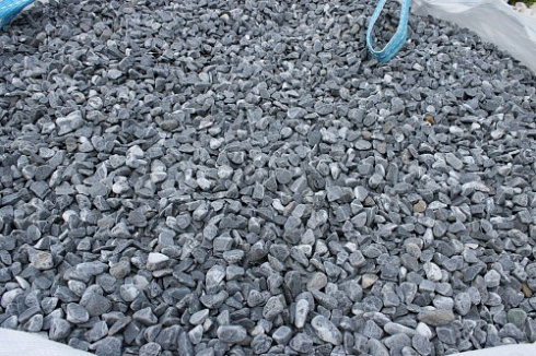 Kamenclub.ru: Щебень галтованный черный (мрамор) фр.10-20 мм.  купить в Коломне мрамор черный с белыми прожилками, черный, белый окатанный округлый ландшафтный декоративный щебень 15000 руб/т   фото КАМЕНЬ КЛУБ