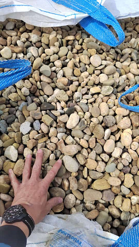 Kamenclub.ru: Галька речная окат рыжая фр. 20-40 мм. купить  в Коломне галька речная окатанная рыжая желтая серая округлая речная галька 5000 руб/т   фото КАМЕНЬ КЛУБ