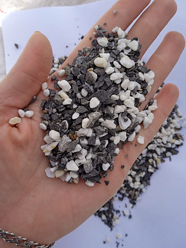 Kamenclub.ru: Мраморная крошка (щебень крошка микс : белый-черный-розовый) фр. 3-5 мм.  купить в Коломне мрамор белый, черный, розовый, разноцветный мраморная каменная крошка декорвтивная 12000 руб/т   фото КАМЕНЬ КЛУБ