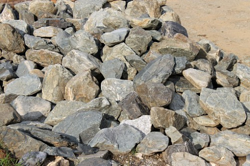 Kamenclub.ru: Гранит скальник (серо-зеленый) фр. 100-500 мм.  купить в Коломне гранит зеленый, серый, салатовый крупный ландшафтный валун 6 000 руб/т   фото КАМЕНЬ КЛУБ