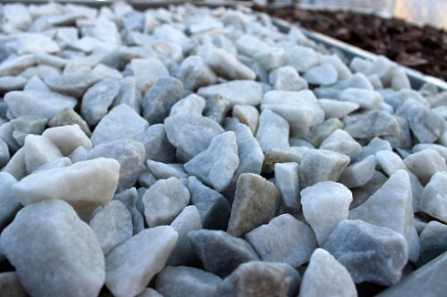 Kamenclub.ru: Мраморная крошка, щебень, цвет-белый,  фр. 20-40 мм.  купить в Коломне мрамор белый молочный слоновая кость айвори  мраморная крошка ландшафтная 12000 руб/т   фото КАМЕНЬ КЛУБ