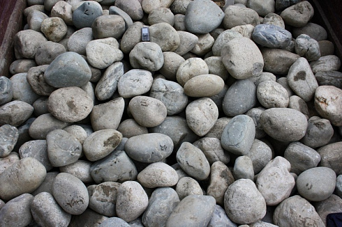 Kamenclub.ru: Темно-серый валунчик фр.100-300 мм.  купить в Коломне крупный природный камень серый, темно-серый, светло-серый речная галька большого размера окатанная 4500 руб/т   фото КАМЕНЬ КЛУБ