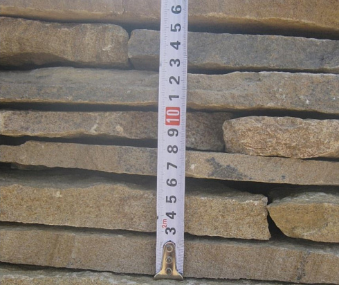 Kamenclub.ru: Песчаник пластушка желтый с разводом под дерево (2 см)  купить в Коломне плитняк желтый с разводами, желтый, рыжий, серый песчаник пластушка рваная ландшафтная 11 000 руб/м3   фото КАМЕНЬ КЛУБ