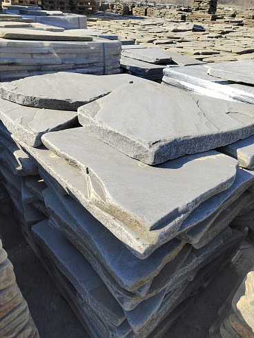 Kamenclub.ru: Песчаник пластушка галтованная светло-серая (3,0 см)  купить в Коломне песчаник светло-серый, серый ландшафтный камень рваный колотый 21000 руб/м3   фото КАМЕНЬ КЛУБ