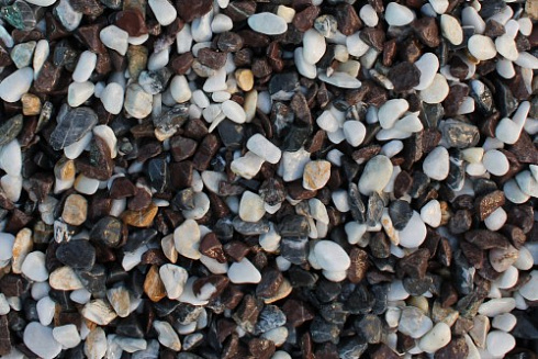 Kamenclub.ru: Мраморная крошка (щебень галтованный микс:белый-черный-розовый) фр.40-70 мм.  купить в Коломне мрамор белый, черный розовый декоративный щебень галтованный 15500 руб/т   фото КАМЕНЬ КЛУБ