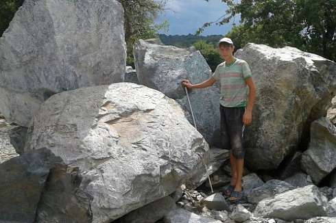 Kamenclub.ru: Змеевик скальник фр. 500-1500 мм.  купить в Коломне змеевик зеленый серый черный глыба скальная колотая 7500 руб/т   фото КАМЕНЬ КЛУБ