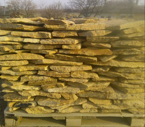 Kamenclub.ru: Песчаник пластушка "фонтанка" желтая (3,0 - 5,0 см)  купить в Коломне песчаник желтая, рыжий, желтый песчаник колотый рваный со сколом облицовочный 16200 руб/м3   фото КАМЕНЬ КЛУБ