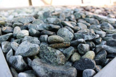 Kamenclub.ru: Щебень галтованный зеленый (змеевик) фр. 20-40 мм.  купить в Коломне мрамор зеленый, салатовый оголтованный щебень мраморный 12500 руб/т   фото КАМЕНЬ КЛУБ