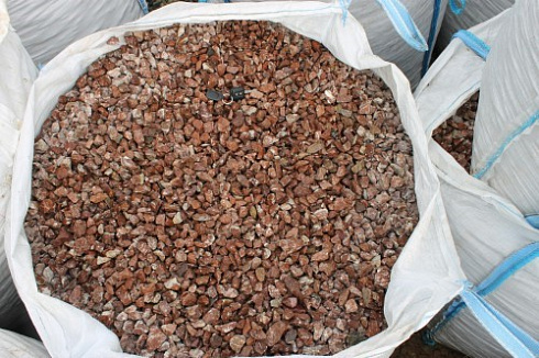 Kamenclub.ru: Мраморная крошка (щебень крошка розовый) фр. 10-20 мм.  купить в Коломне мрамор розовый, красный каменная декоративная крошка ландшафтная 11000 руб/т   фото КАМЕНЬ КЛУБ