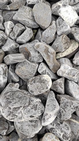 Kamenclub.ru: Щебень галтованный черный (мрамор) фр.40-70 мм.  купить в Коломне мрамор черный с белыми прожилками, черный, белый щебень галтованный округлый 13500 руб/т   фото КАМЕНЬ КЛУБ