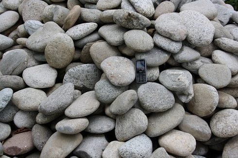 Kamenclub.ru: Галька речная плоская (бело-серая) фр. 100-200-300 мм. купить  в Коломне галька речная плоская серый, белый, бело-серый, серо-белый речная галька плоская  9000 руб/т   фото КАМЕНЬ КЛУБ