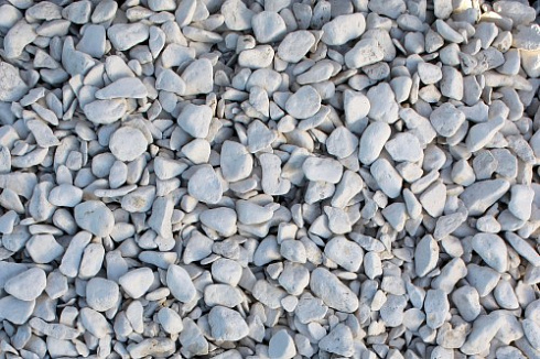 Kamenclub.ru: Мраморная крошка (щебень галтованный белый) фр.40-70 мм.  купить в Коломне мрамор белый молочный айвори окатанный округлый природный камень 17000 руб/т   фото КАМЕНЬ КЛУБ