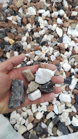 Kamenclub.ru: Мраморная крошка (щебень крошка микс : белый-черный-розовый) фр. 20-40 мм.  купить в Коломне мрамор белый, черный, розовый декоративная ландшафтная крошка 12000 руб/т   фото КАМЕНЬ КЛУБ