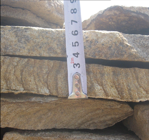 Kamenclub.ru: Песчаник пластушка желтый с рисунком (3 см)  купить в Коломне песчаник желтый с рисунком, рыжий, желтый песчаник пластушка ландшафтная рваная 8 500 руб/м3   фото КАМЕНЬ КЛУБ