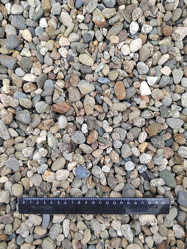 Kamenclub.ru: Галька речная окат (серая) фр.10-20 мм купить  в Коломне галька речная серая, серый, темно-серый, светло-серый, коричневый ландшафтная декоративная речная окатанная округлая галька 5000 руб/т   фото КАМЕНЬ КЛУБ
