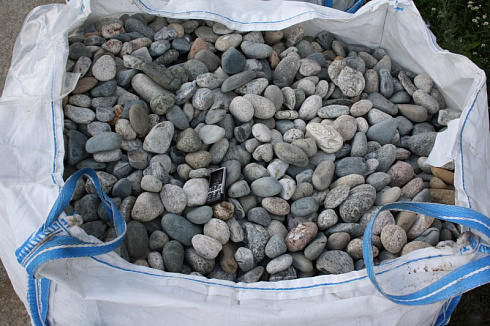 Kamenclub.ru: Галька речная окат (серая) фр.40-60 мм купить  в Коломне галька речная серый бежевый рыжий коричневый округлый речной камень 5000 руб/т   фото КАМЕНЬ КЛУБ