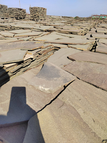 Kamenclub.ru: Песчаник пластушка серо-зеленый (3,0 см)  купить в Коломне песчаник серо-зеленый, серый, зеленый песчаник пластушка колотый рваный ландшафтный 10200 руб/м3   фото КАМЕНЬ КЛУБ