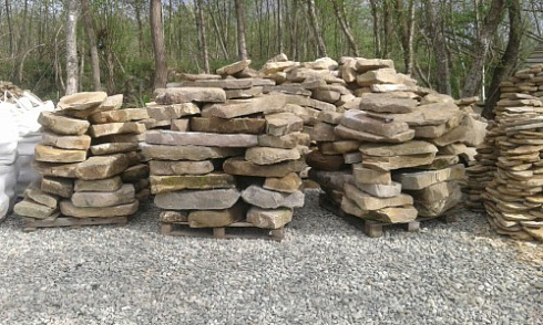 Kamenclub.ru: Песчаник плиты - плахи - пошаговые дорожки (фр. 70-150 мм)  купить в Коломне песчаник серый бежевый желтый зеленый колотый песчаник строительный 6500 руб/т   фото КАМЕНЬ КЛУБ