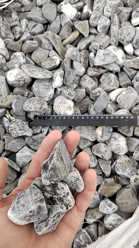 Kamenclub.ru: Щебень галтованный черный (мрамор) фр.40-70 мм.  купить в Коломне мрамор черный с белыми прожилками, черный, белый щебень галтованный округлый 13500 руб/т   фото КАМЕНЬ КЛУБ